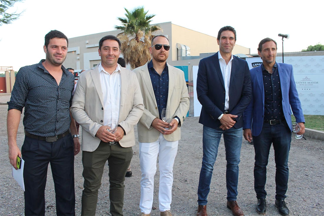 60° Aniversario de la Cámara de Comercio de Tunuyán. Rodri Pérez, Gonzalo Serrani, Matías Musso, Emir Andraos y Facundo López.  Foto: Nicolás Guevara.