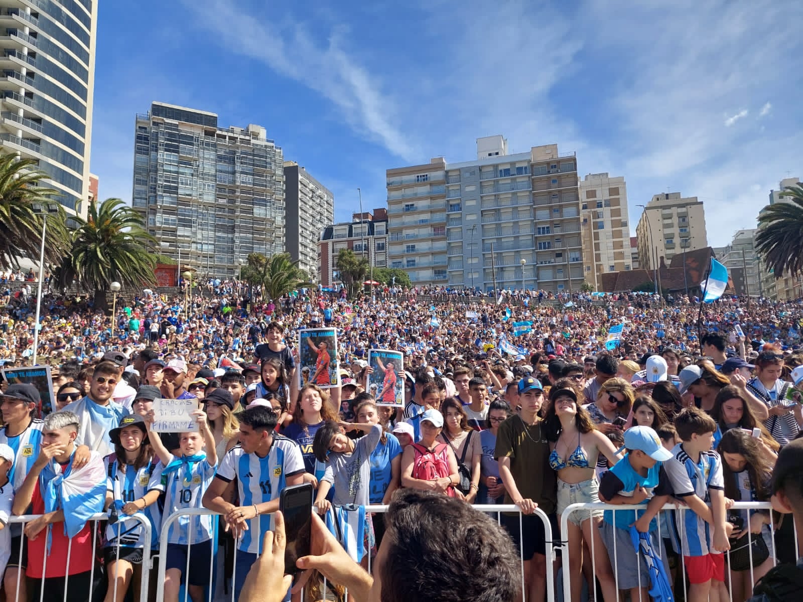 Una multitud homenajeó al Dibu Martínez.