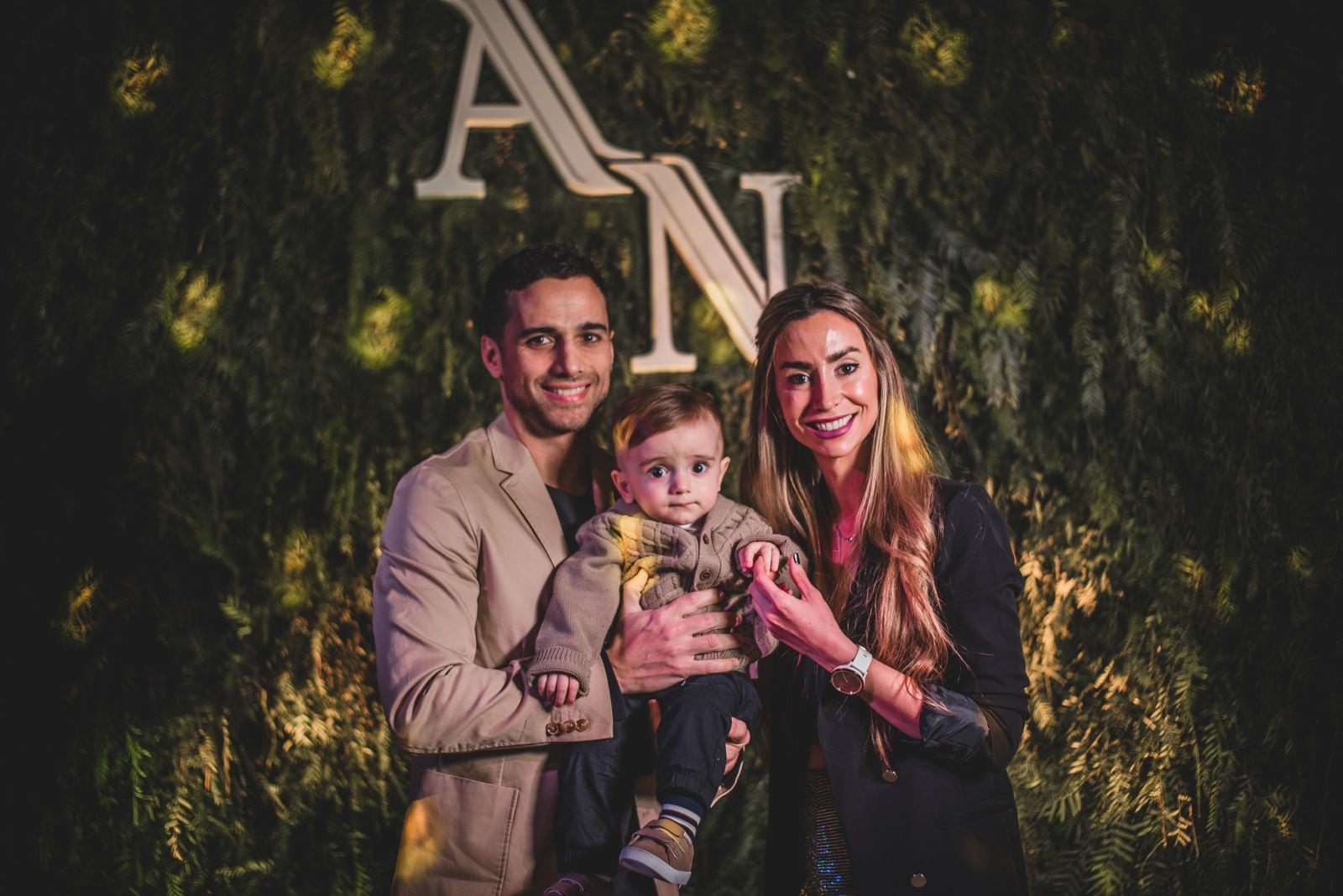 Hermano, cuñada y sobrino de Néstor Arraes en el evento de AN Cirugía Plástica. Fotos: @ferfex