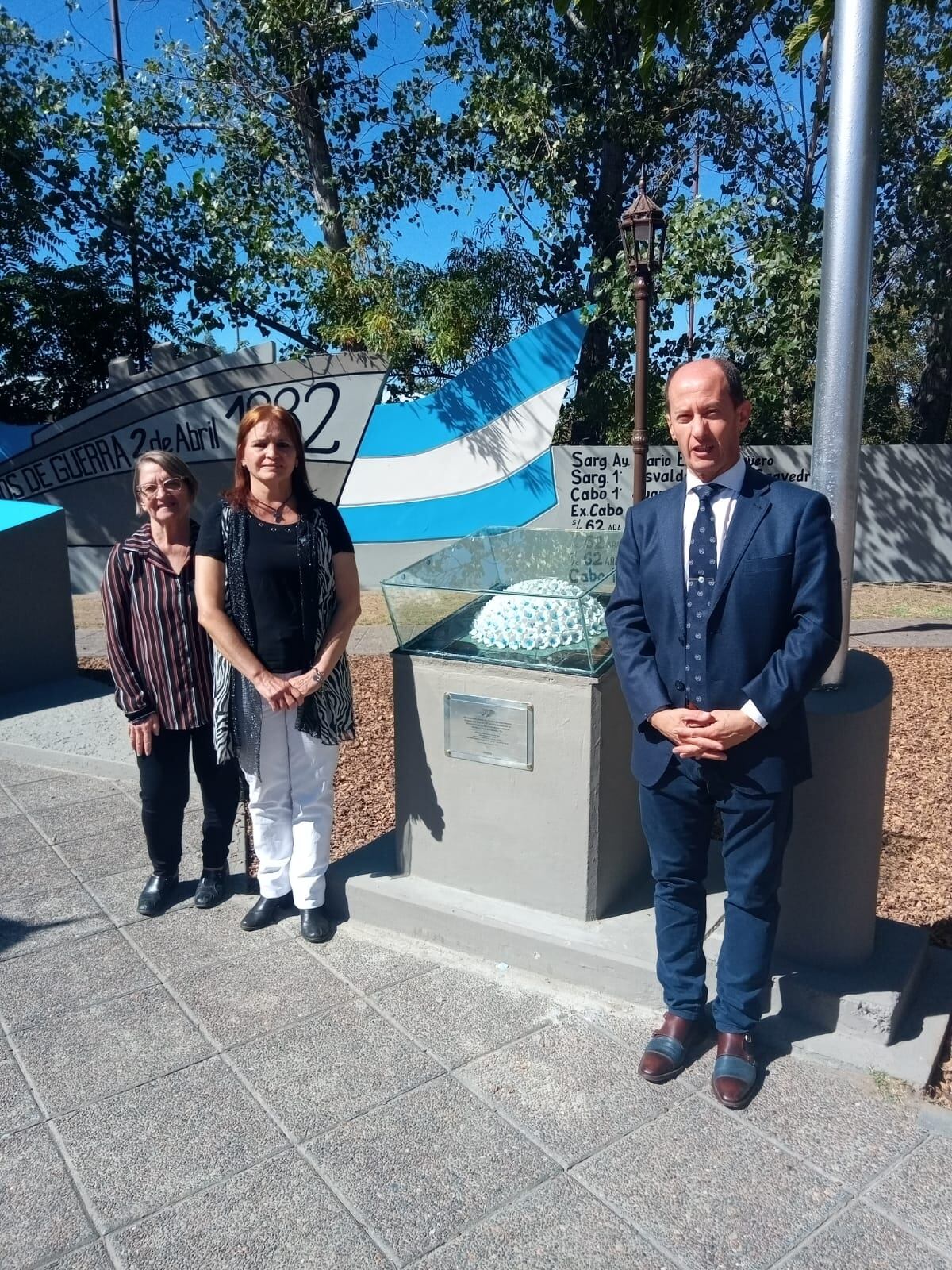 Indignación por el estado de una escultura en homenaje a los caídos en Malvinas en San Rafael. Foto: Gentileza Nancy Funes.