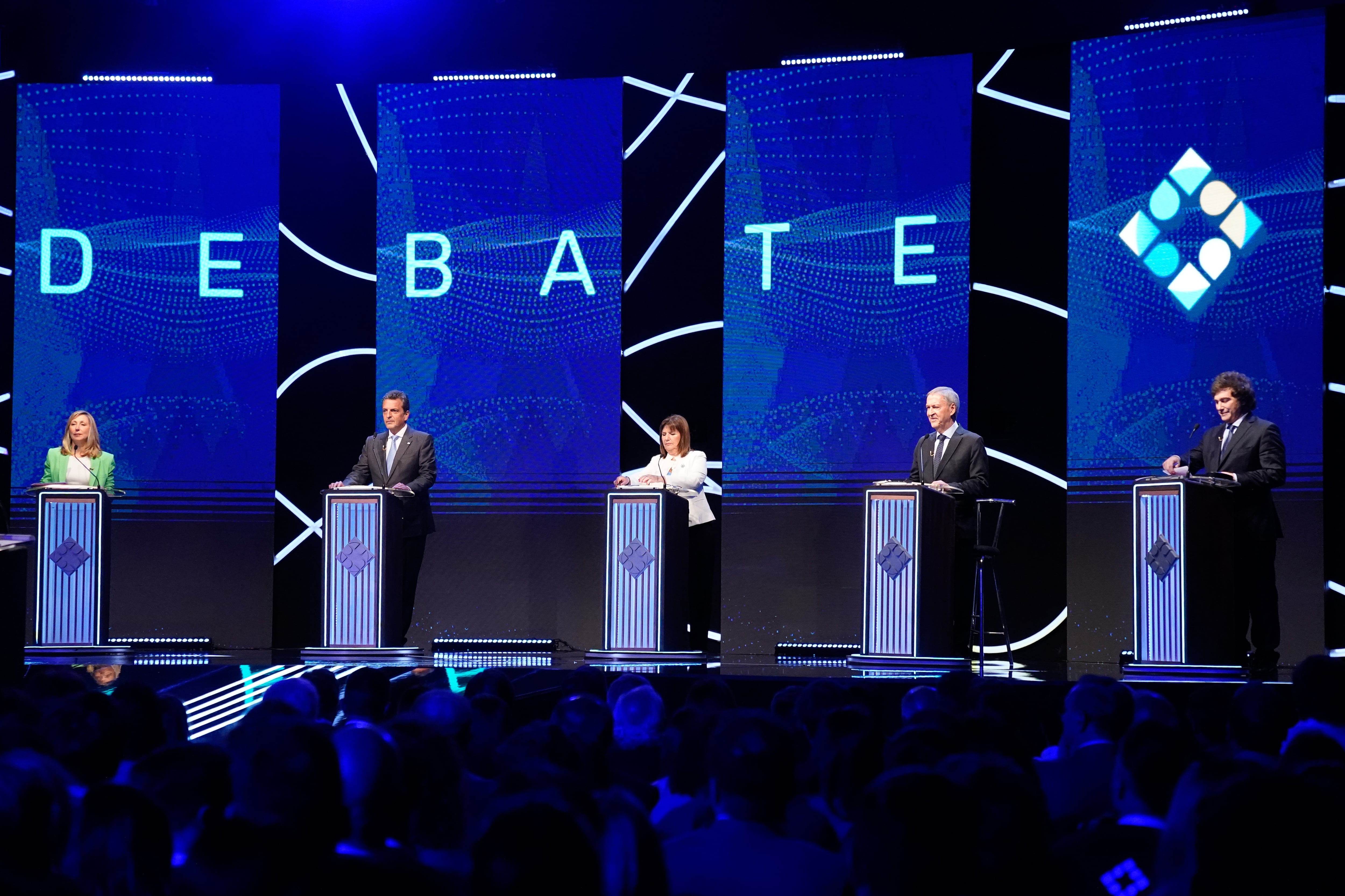 Los candidatos en el primer debate presidencial, en Santiago del Estero. (Clarín)