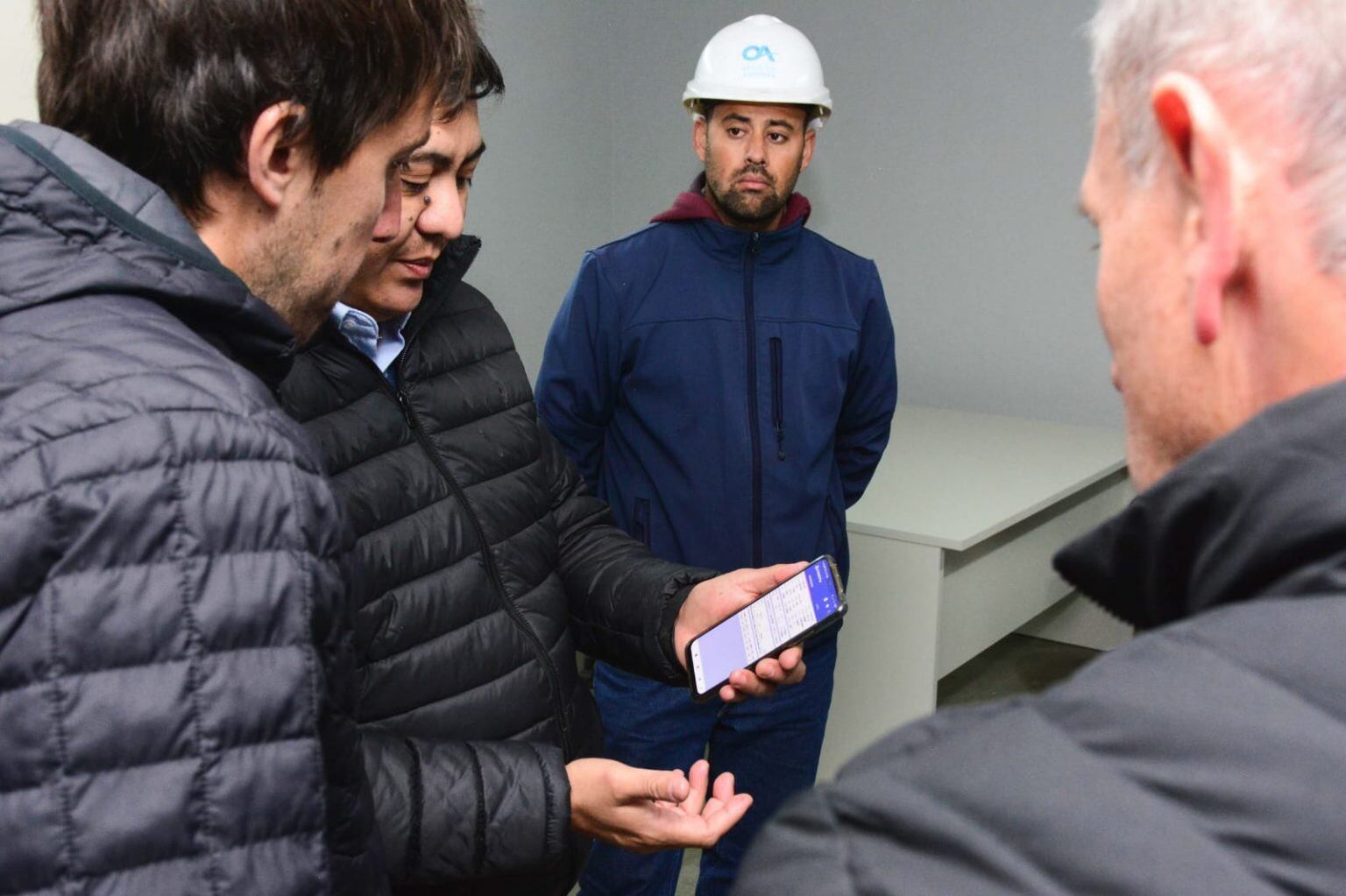 Junto a Eduardo Orellana, director del sistema penitenciario provincial, dos ingenieros de la empresa rionegrina estatal INVAP estuvieron recorriendo cárceles en Mendoza. Foto: Gobierno de Mendoza.