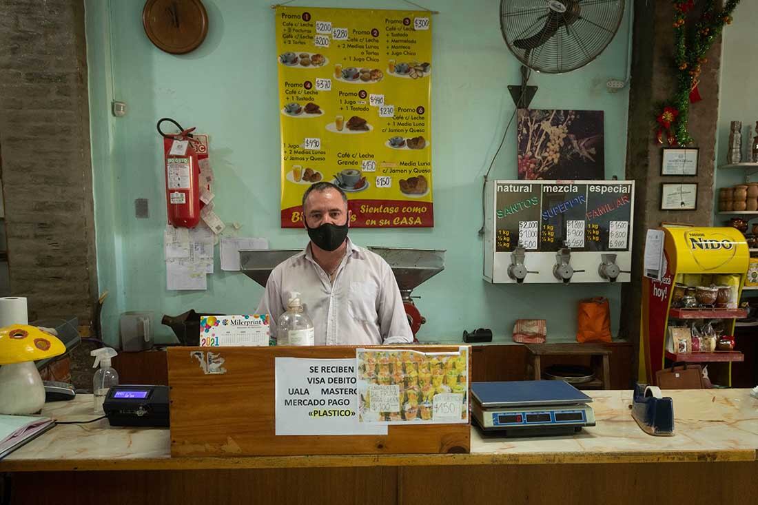 Julio Suarez, cajero del café  
El Tostadero de Puerto Rico, uno de los cafés históricos de Mendoza.
Ignacio Blanco