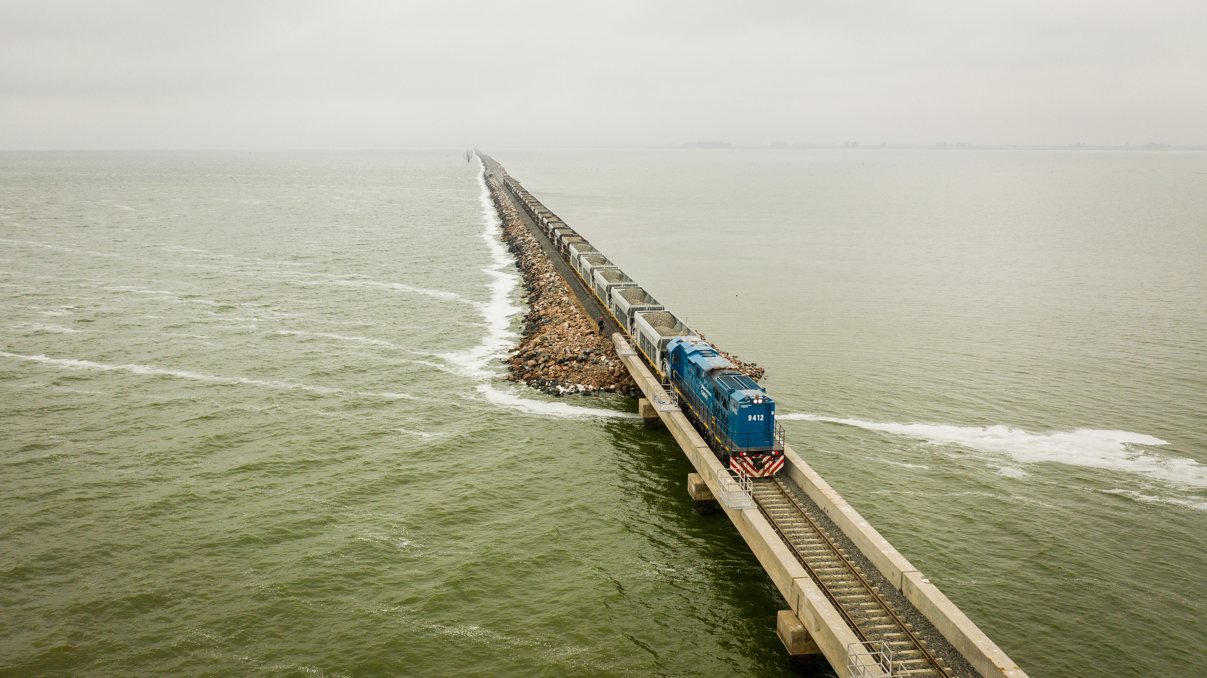 Fotografía de uno de los viajes de prueba que se hicieron en el flamante pedraplén de la laguna de La Picasa previo a la inauguración de este lunes. Foto: Prensa Trenes Argentinos Cargas.