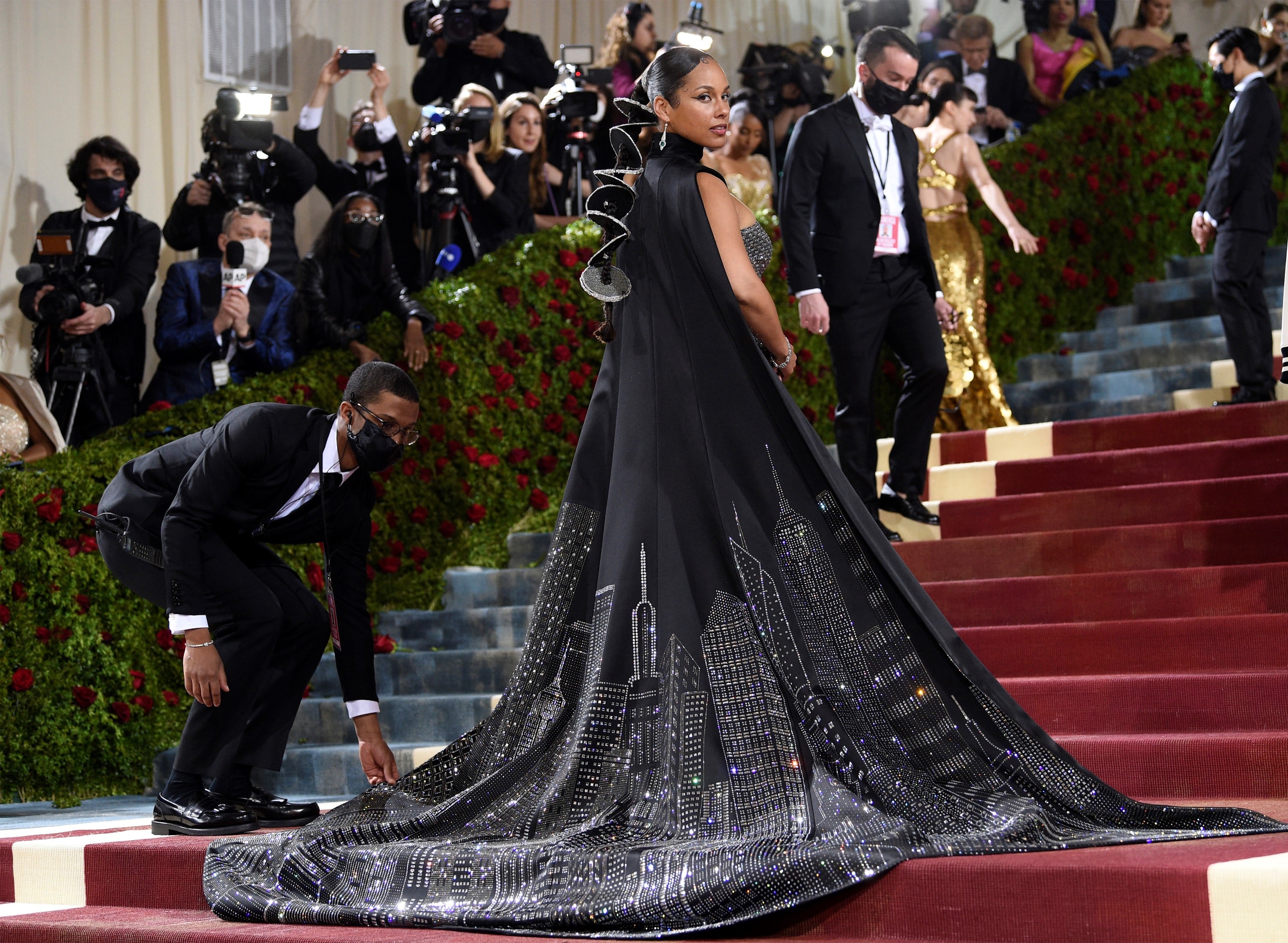 La cantante Alicia Keys homenajea a Nueva York en la alfombra de la Met Gala 2022.