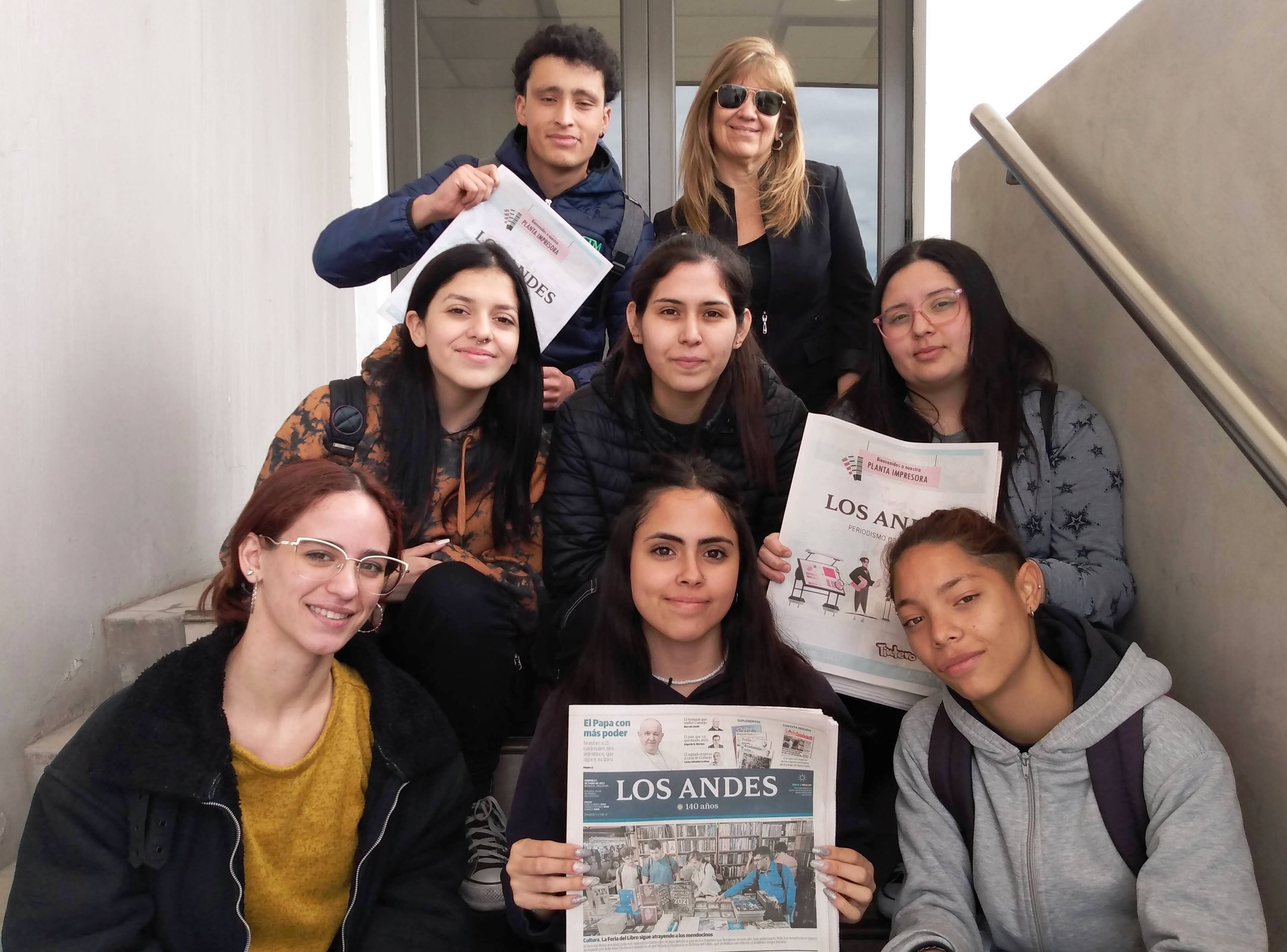 Camila, Priscila, Guadalupe, Luana, Guadalupe, Agostina y Alvaro, acompañados por su profesora María Cristina Pérez Dellepiane.

