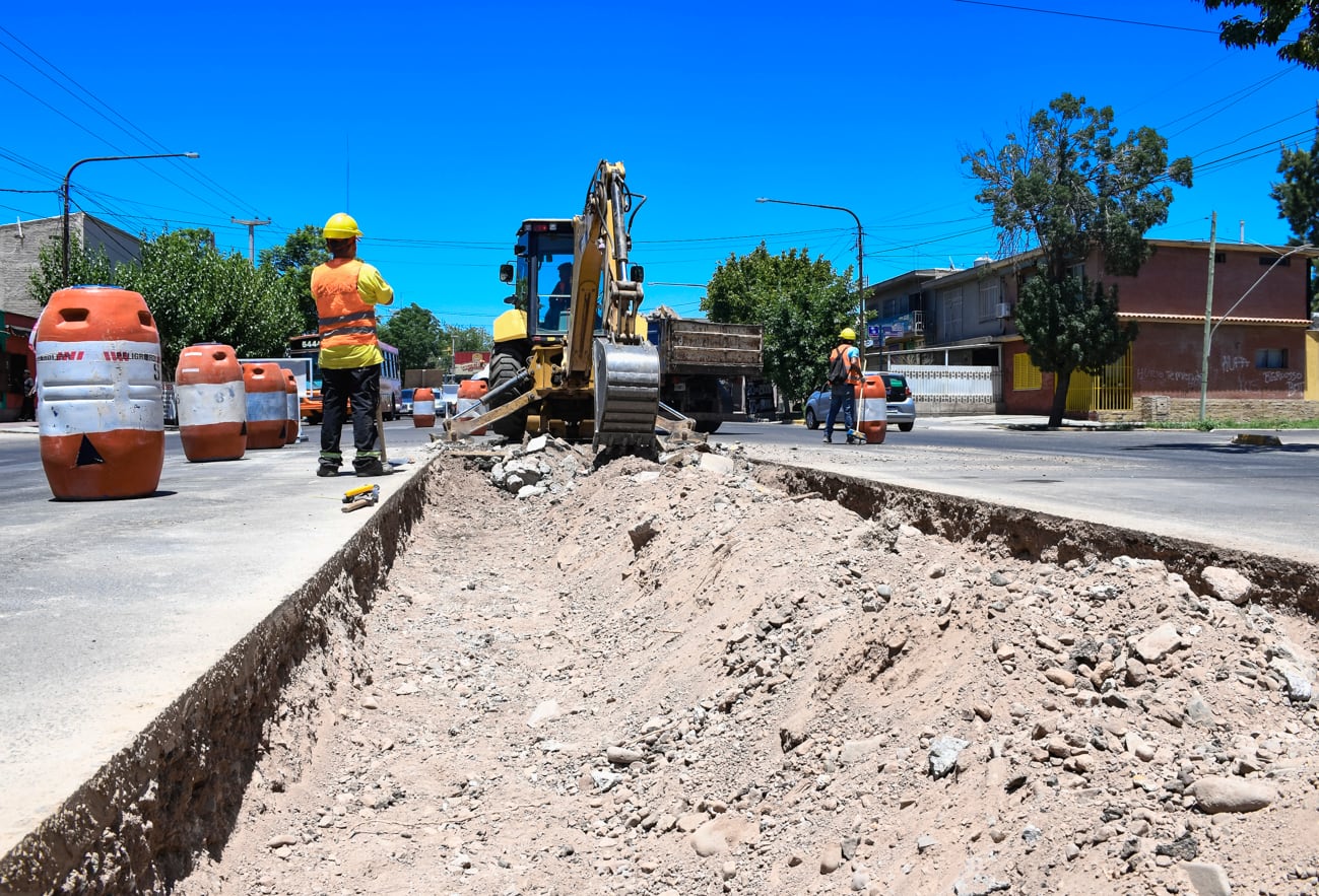 La obra se complementa con una importante inversión en alumbrado público para mejorar la seguridad en la zona