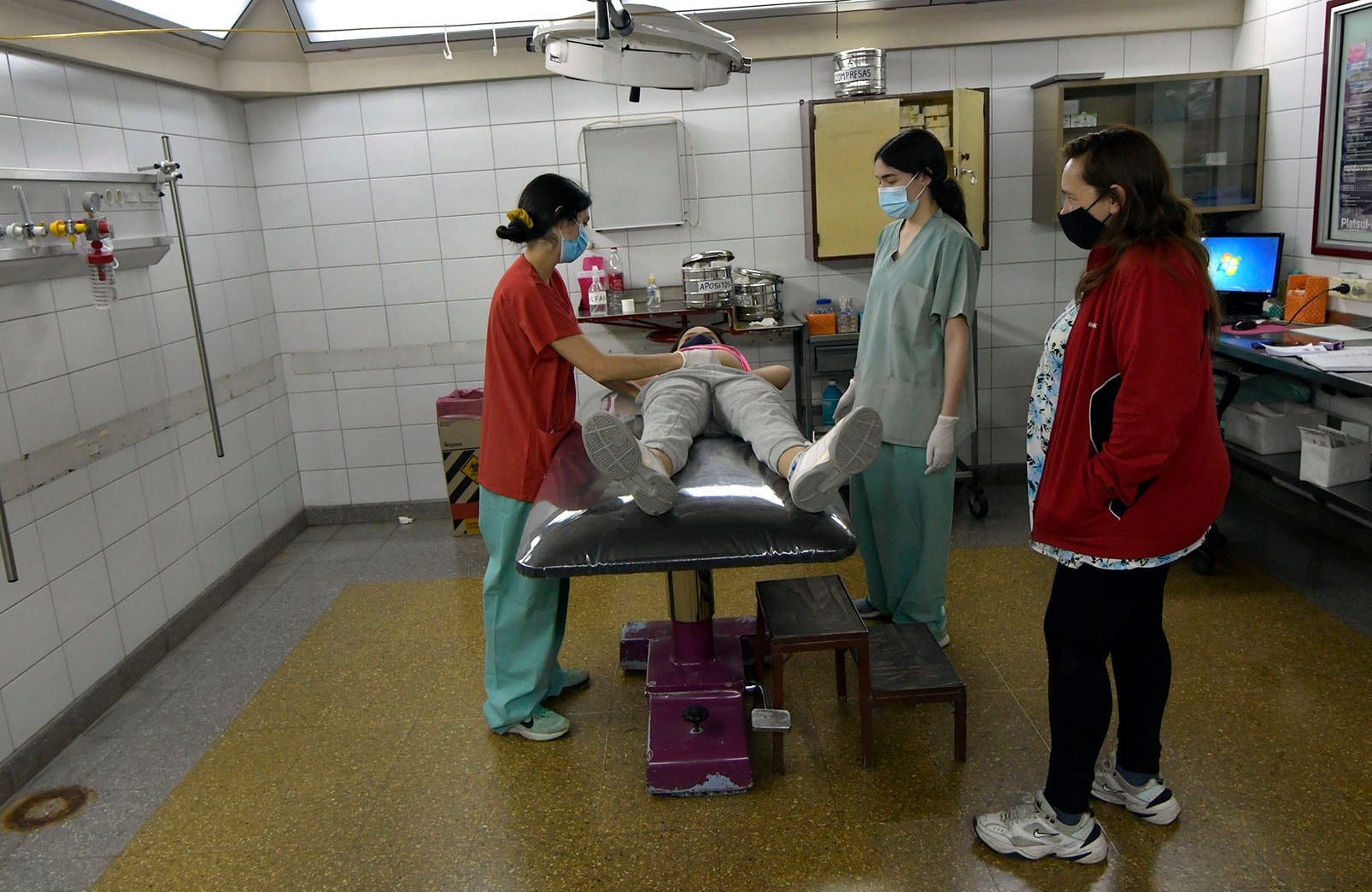 Estamos en el Quirófano y las doctoras Virginia Oldrá y Laura Sánchez están en  pleno diagnótico. La madre mira desde muy cerca a su hija accidentada. Foto: Orlando Pelichotti