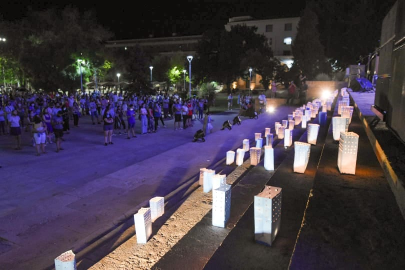 Las personas asistieron con velas, carteles, banderas y mensajes a favor de las dos vidas.