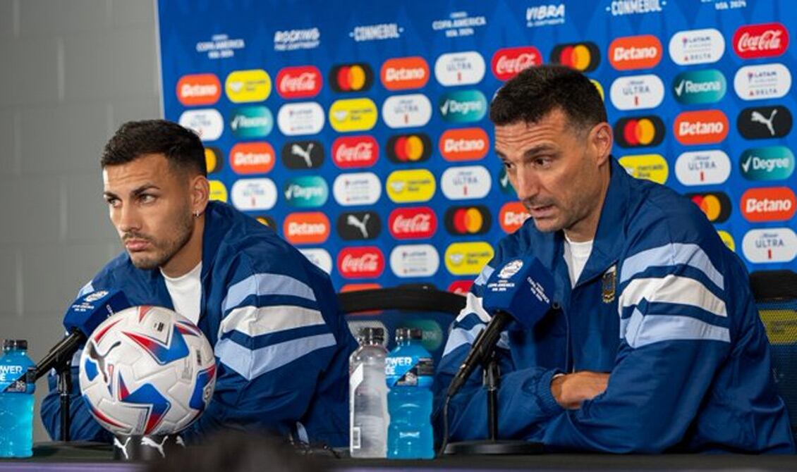 Scaloni habló junto a Paredes en la previa al debut (Foto: Prensa selección argentina).