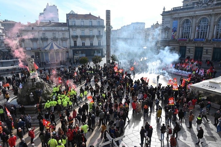 Disturbios en Paris por la suba de la edad jubilatoria.