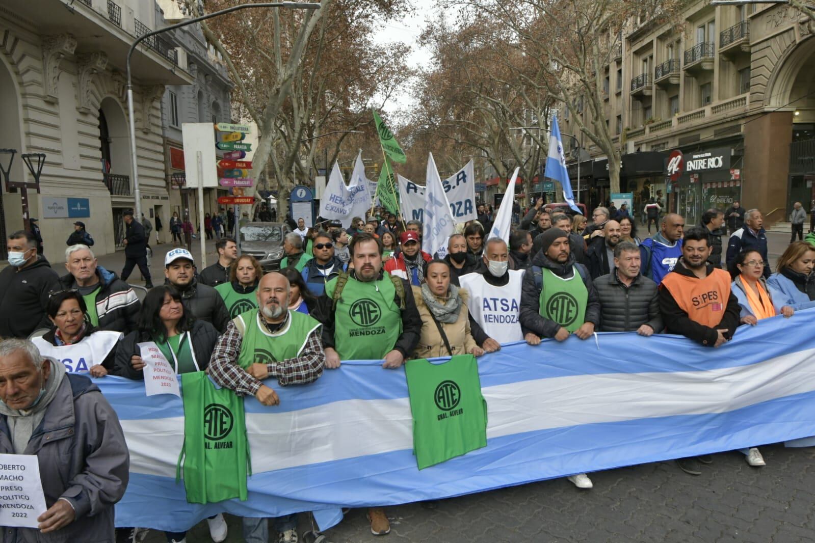 ATE marchó hacia Tribunales. (Orlando Pelichotti / Los Andes)