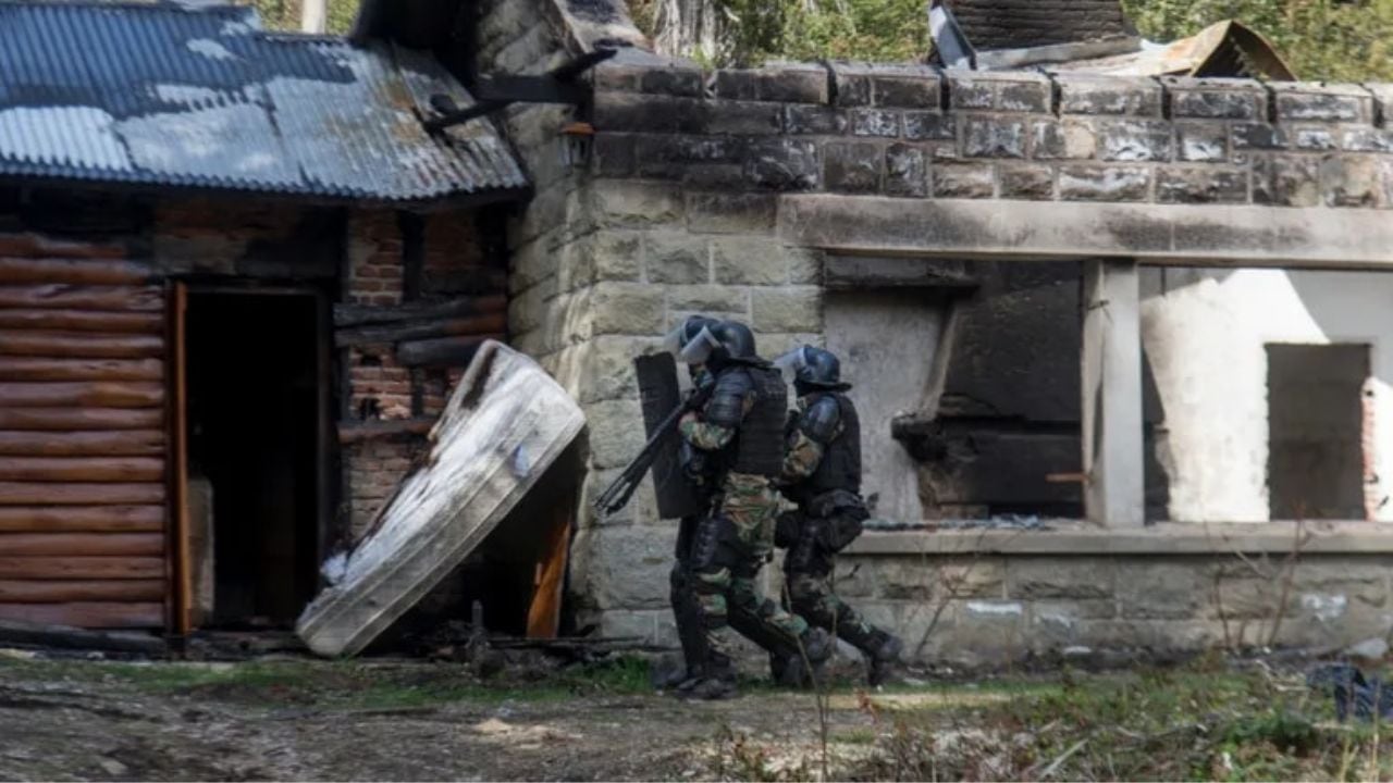 Operativo que logró recuperar la cabaña usurpada por mapuches en Villa Mascardi. Foto: Gentileza