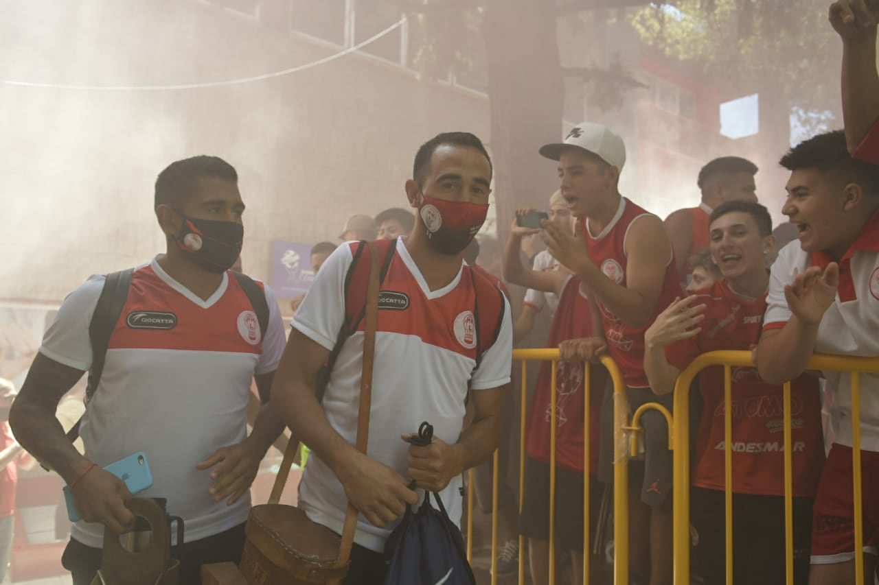 Miles de hinchas despidieron al plantel de Huracán Las Heras. / Orlando Pelichotti 