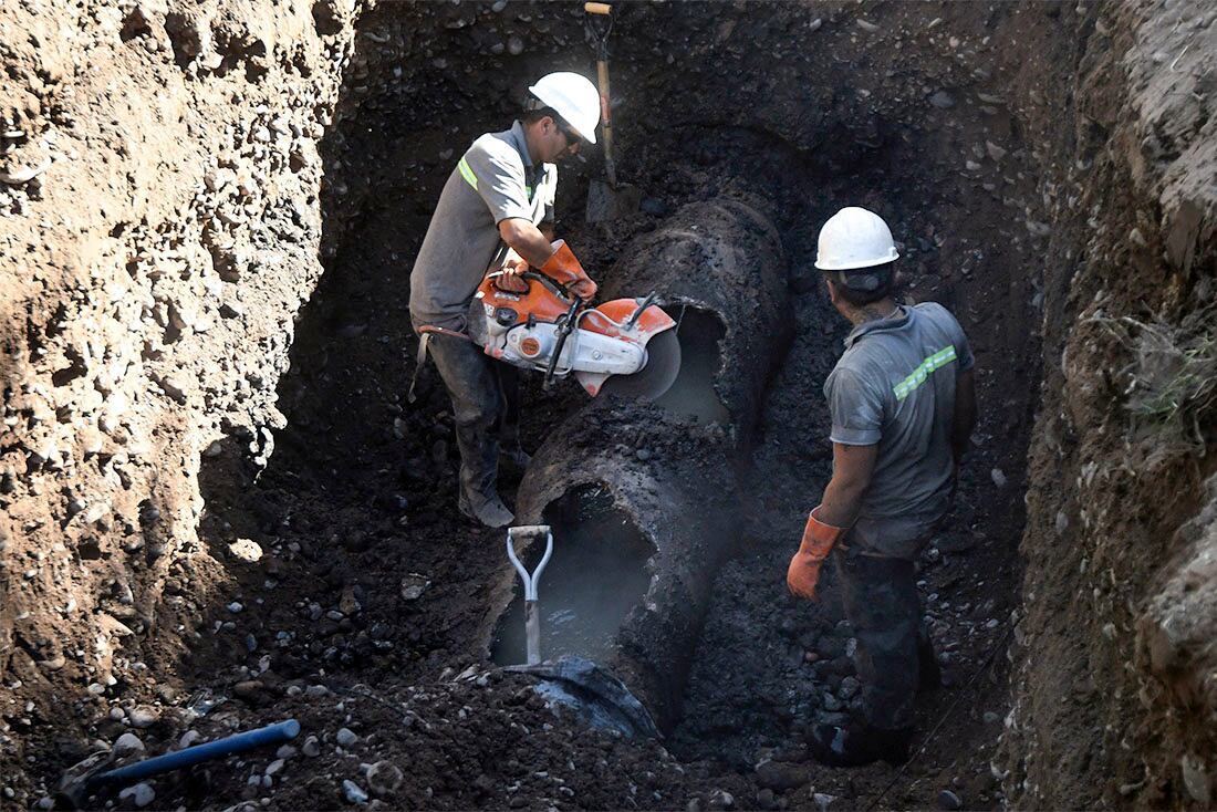 Obreros de Aguas Mendocinas trabajando en la limpieza y reparación de un caño de hormigón armado de tramos colapsados en calle Elpidio Gonzalez de Guaymallen
Foto: José Gutierrez / Los Andes 