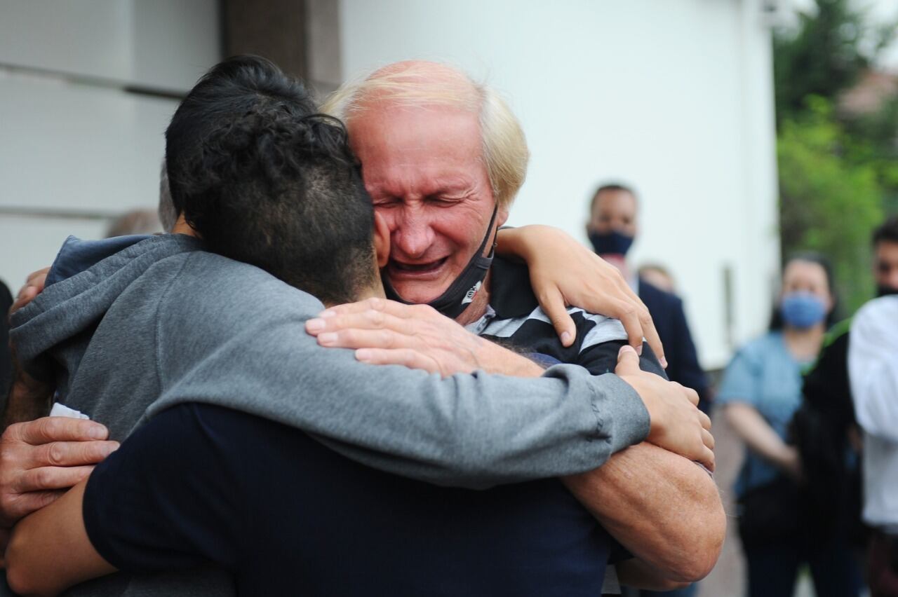 La angustia de Pedro, padre de Roberto, durante el velorio de su hijo. Foto: Clarín