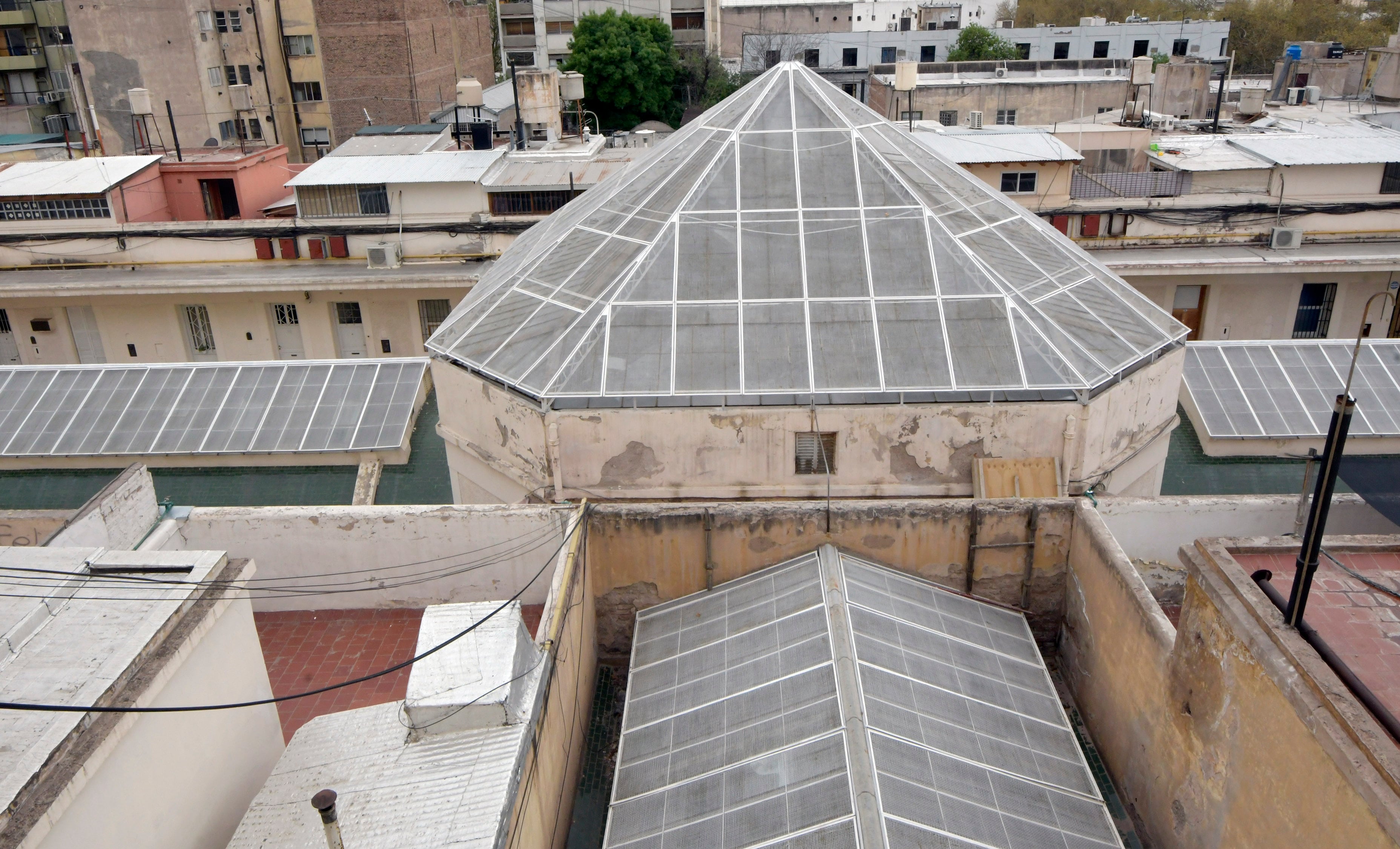 A casi un siglo de su inauguración, continúa siendo uno de los edificios emblemáticos de la Ciudad de Mendoza. Ubicado sobre Peatonal Sarmiento y Avenida San Martín. Foto:  Orlando Pelichotti/ Los Andes