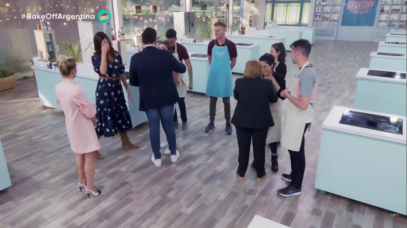 La emoción se pudo sentir en la carpa de Bake Off, cuando todos despidieron emotivamente a Ximena.