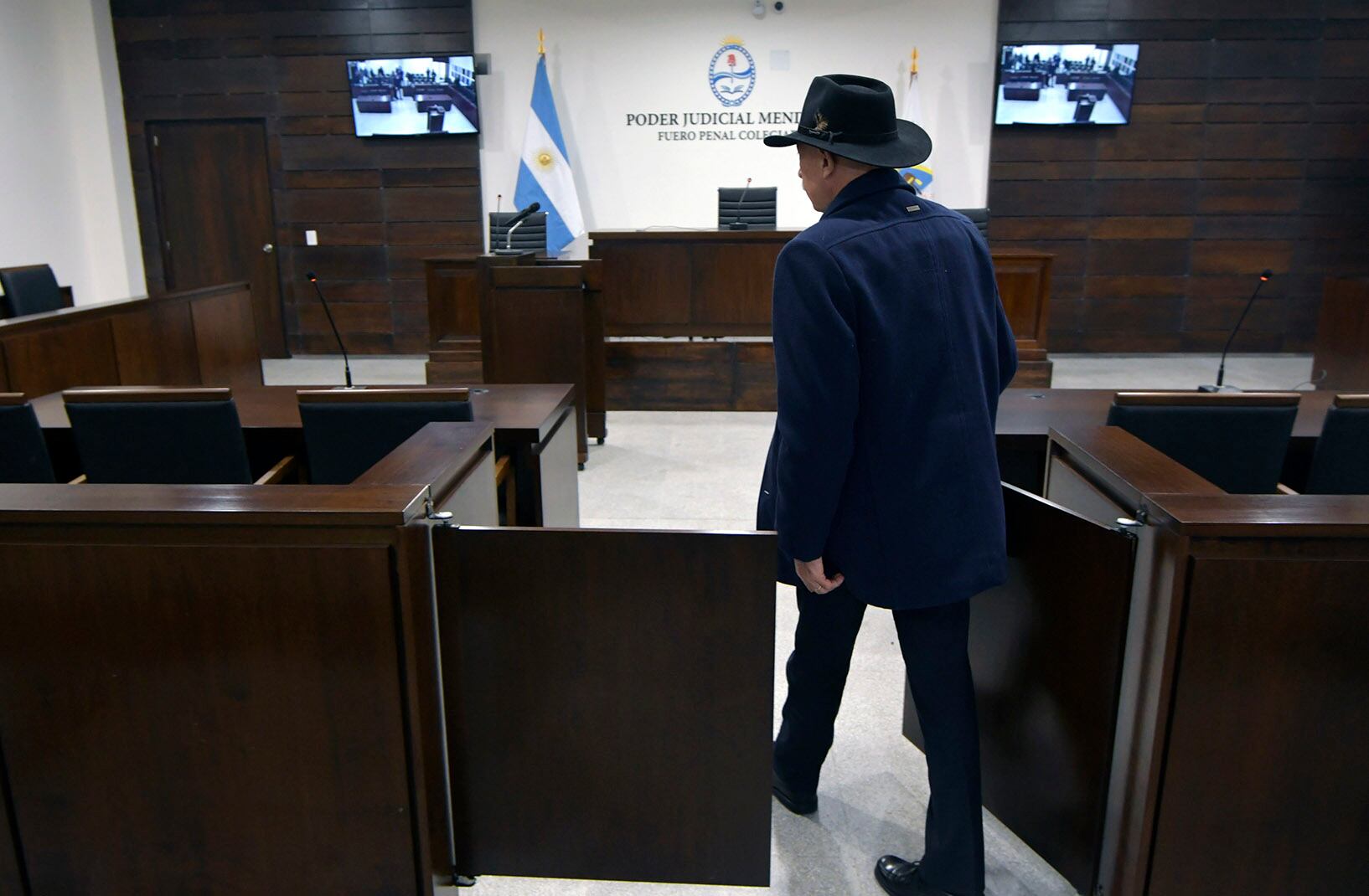 Juez José Valerio recorre una de las salas de audiencias preparadas para los juicios por jurado. Foto: Orlando Pelichotti