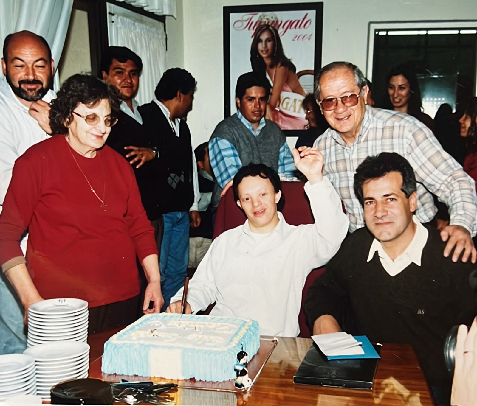 Uno de sus cumpleaños, junto a sus padres, compañeros y el entonces intendente.