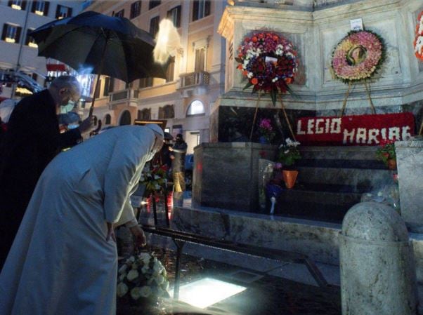 Sorprendió en la madrugada de Roma para rezarle a la Virgen de la Inmaculada Concepción.