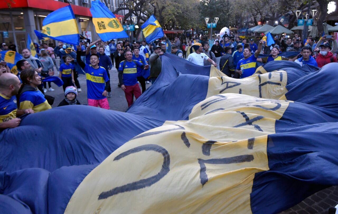 Fanáticos mendocinos celebraron el triunfo de Boca en la final Liga Profesional 
 - Orlando Pelichotti