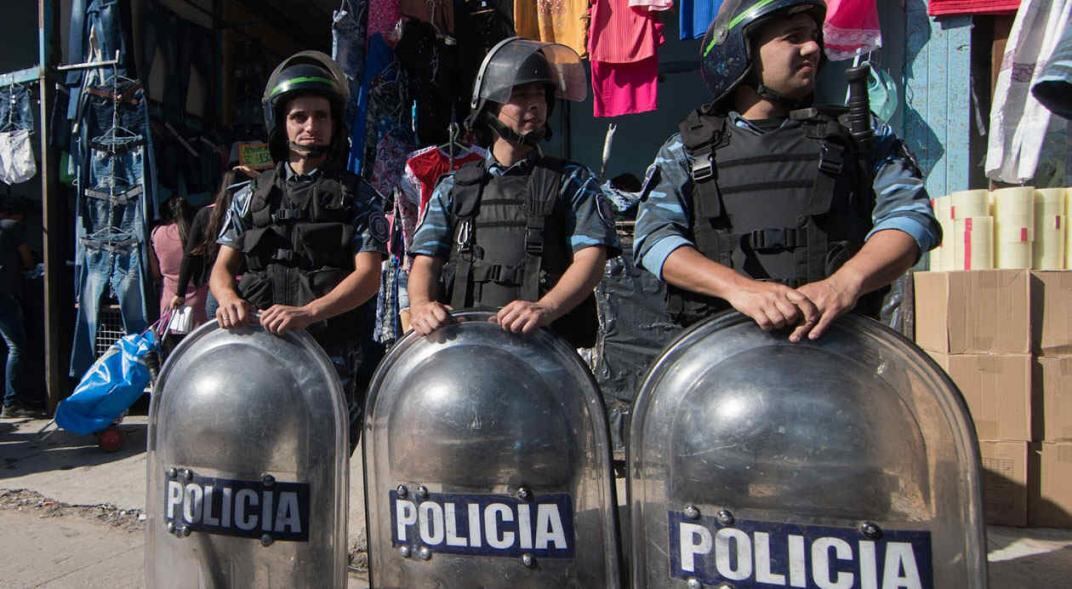 OPERATIVO. En el complejo de La Salada, en Lomas de Zamora (Télam/Carlos Brigo).