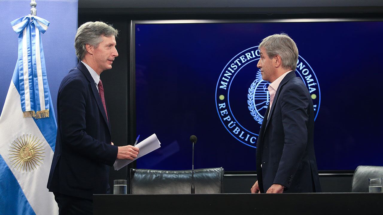 El ministro de Economía, Luis Caputo, y el presidente del Banco Central, Santiago Bausili, durante el anuncio del acuerdo con el FMI. 
Foto NA: MARIANO SÁNCHEZ