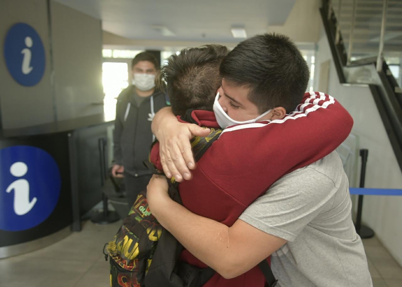 Emoción entre los pasajeros que llegaron a la terminal de Mendoza - 