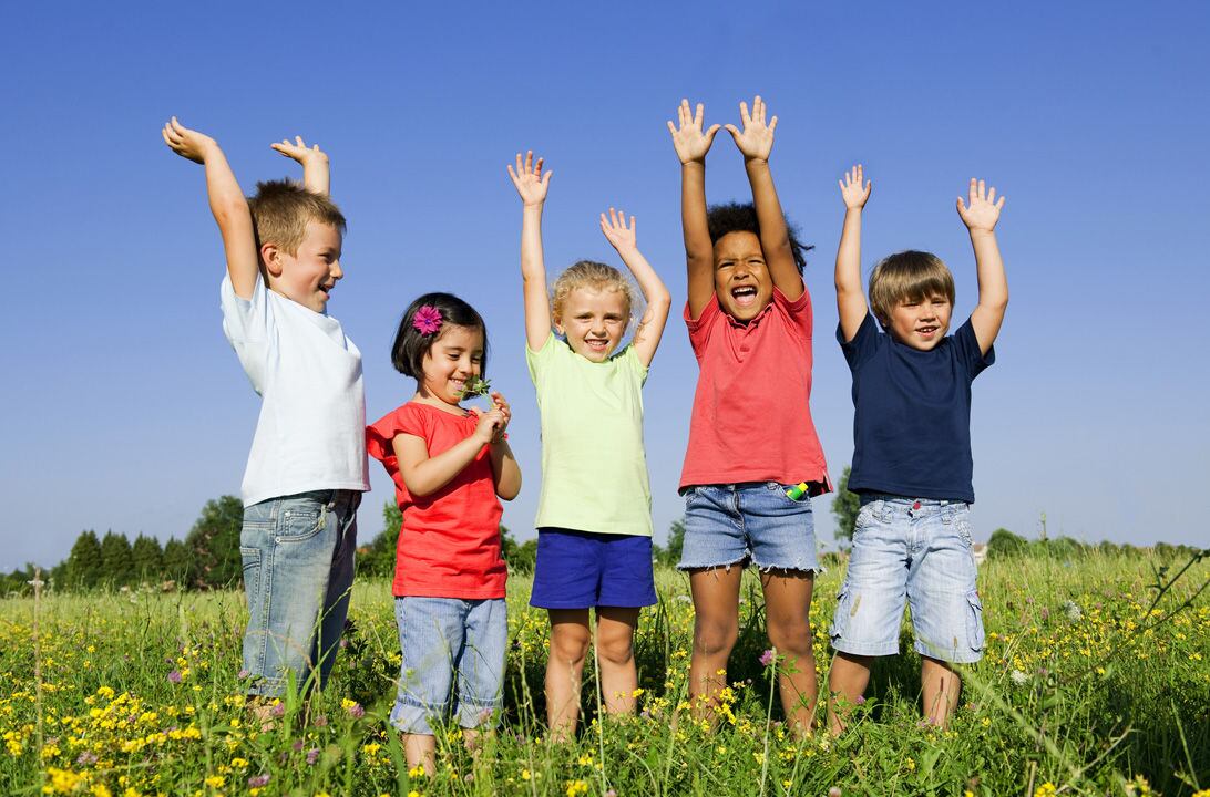 Los especialistas insisten en que los niños deben jugar al aire libre y ensuciarse.