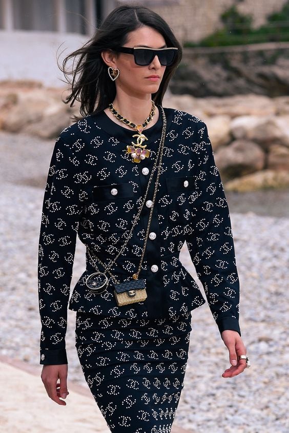 Raya al costado marcando tendencia en las pasarelas del desfile crucero de Chanel 2023.