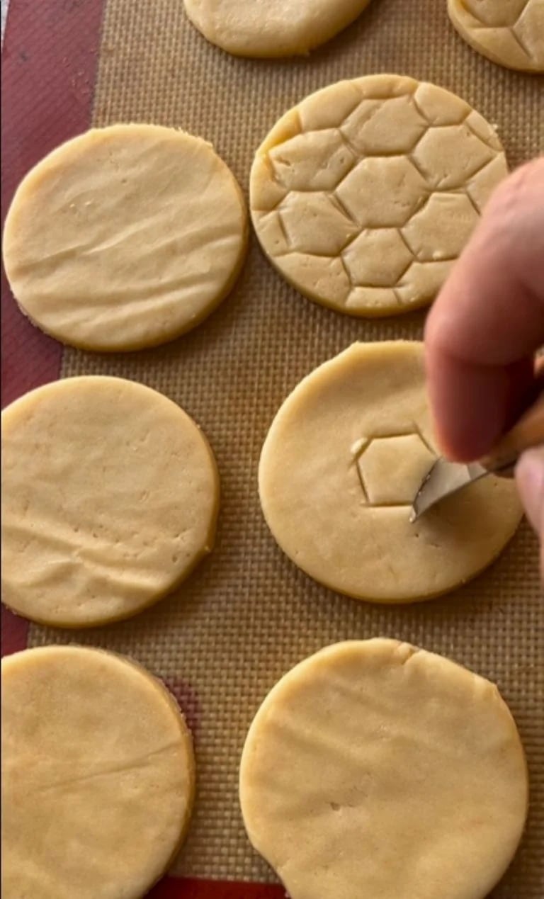 Así se hace el mítico alfajor que acmpañó tu crecimiento.