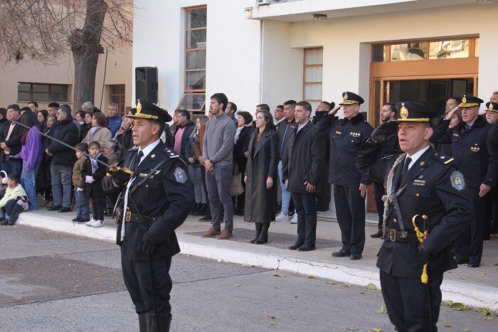 El Ministerio de Seguridad y Justicia de Mendoza homenajeó al policía Leonardo Exequiel Alarcón Quiroga, quien murió el pasado 3 de mayo en el Acceso Sur. - Foto: Ministerio de Seguridad y Justicia