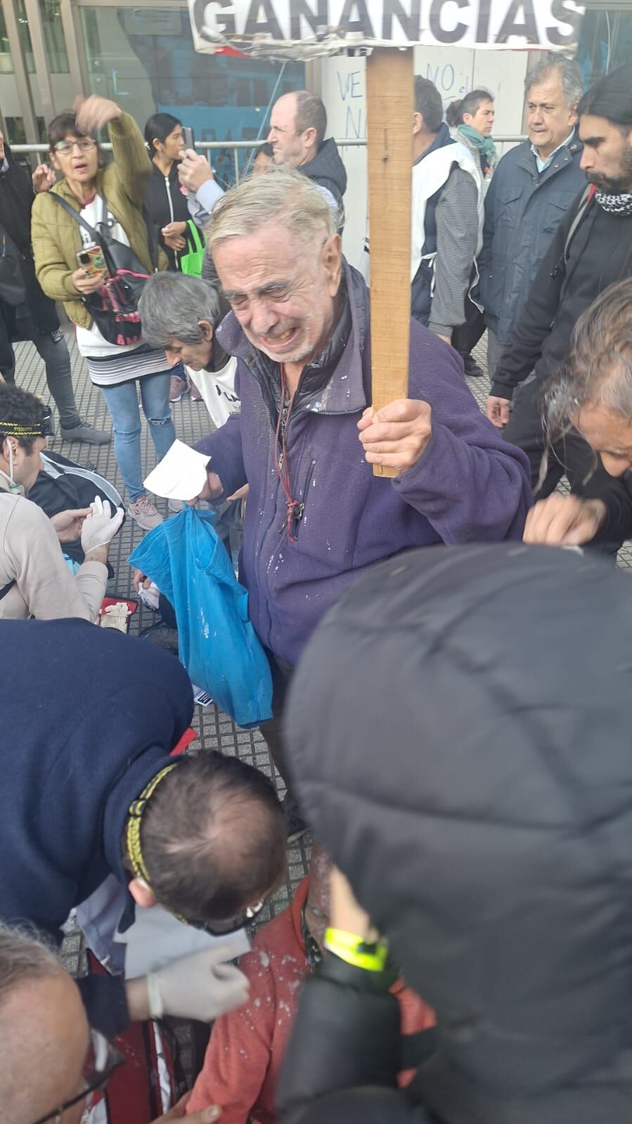 Los presentes afirmaron que les arrojaron gas pimienta.