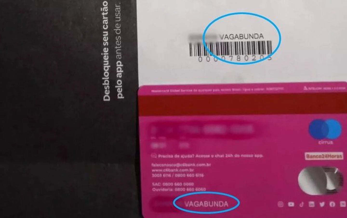 Una mujer pidió a su banco la tarjeta de crédito y en el plástico imprimieron un insulto.