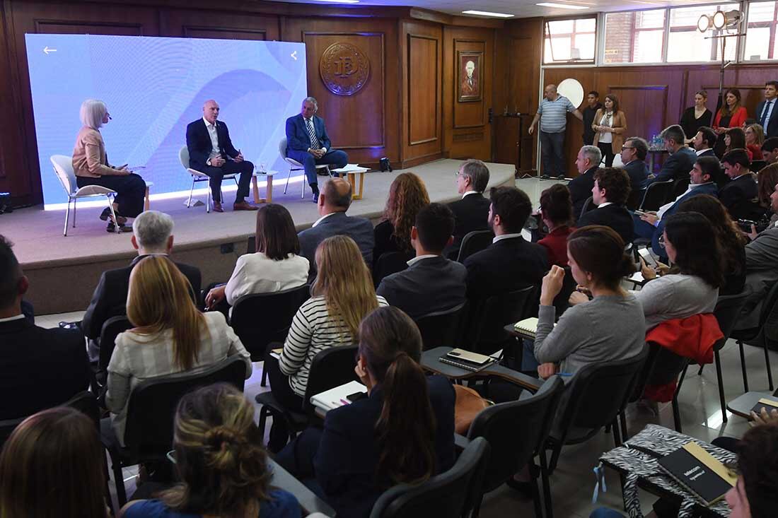 En la Facultad de Derecho de la UNCuyo se realizó el Seminario Encuentros 4.0 Experiencia Mendoza, donde participaron el Doctor Dalmiro Garay, Presidente de la Suprema Corte de Justicia de Mendoza y el Doctor Alejandro Luis Gullé, Procurador de la Suprema Corte de Justicia

Foto: José  Gutierrez / Los Andes  