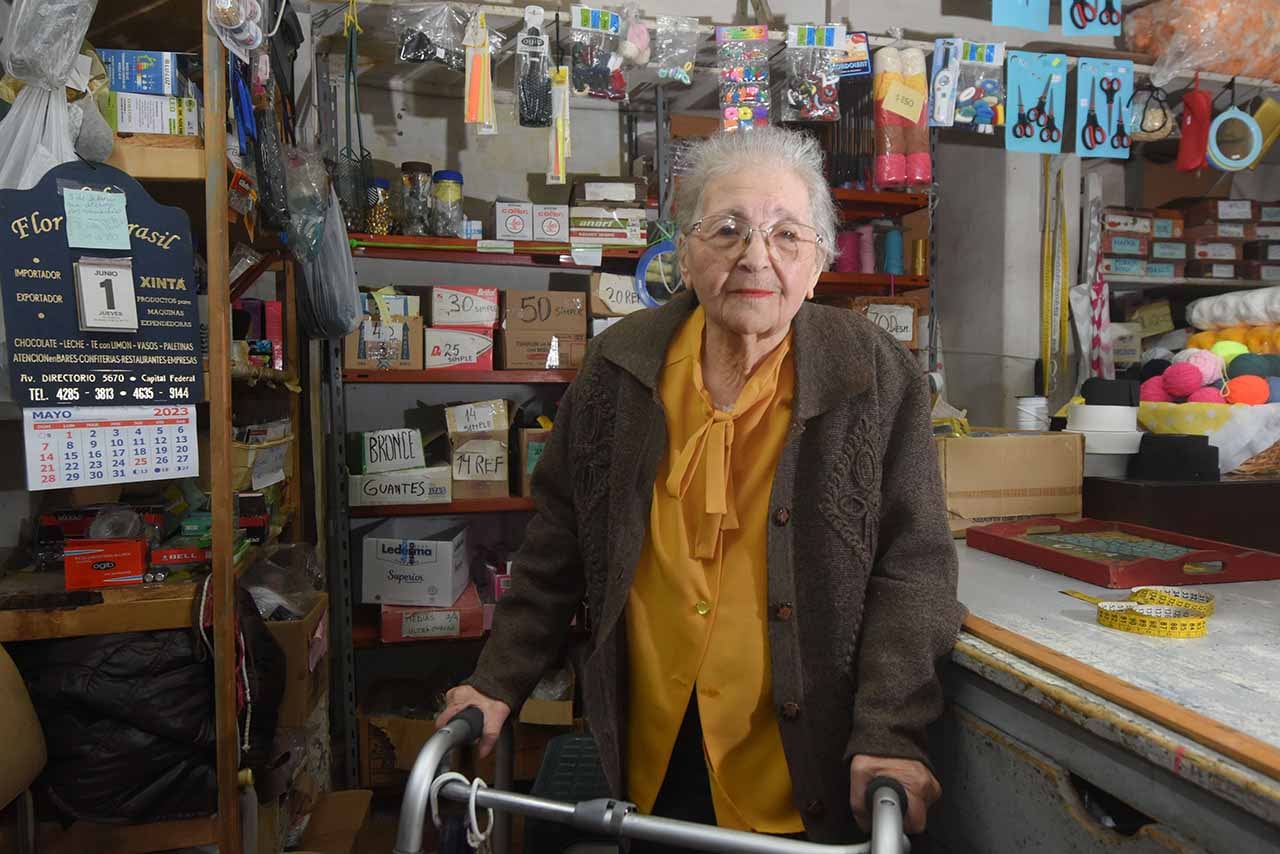 Vivió en un convento para comer y sobrevivió a la Guerra: la increíble vida de Gina, quien atiende su mercería con 95 años. Foto: José Gutierrez / Los Andes.