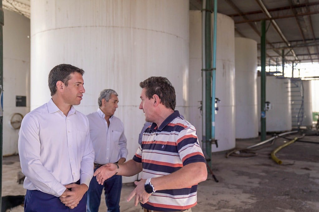 El ministro Lucero con ingenieros de Los Haroldos.