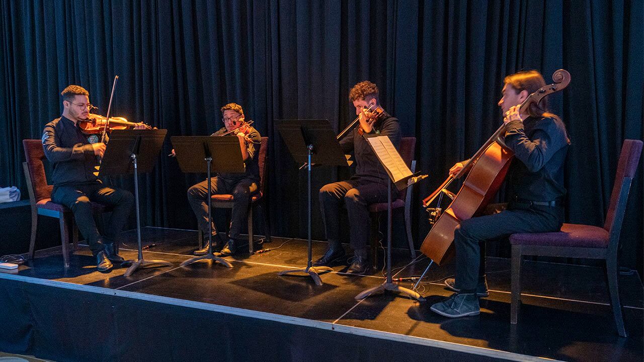 La banda del Programa Vivero Musical de la UNCuyo, le imprimió ritmo a la celebración.
 
Foto: Ignacio Blanco / Los Andes 