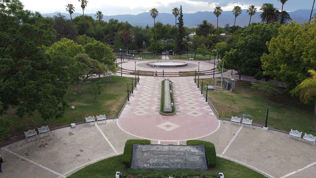 El 2023 cerró con sólo 38% de las precipitaciones normales para Mendoza
Plaza Pedro del Castillo y el Museo del Area Fundacional de Ciudad
Foto:José Gutierrez / Los Andes