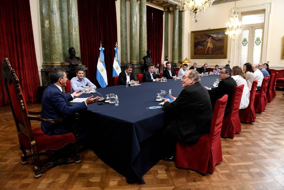 Massa mostró a los líderes de la oposición los tres artículos del proyecto de ley (Foto: HCDN)