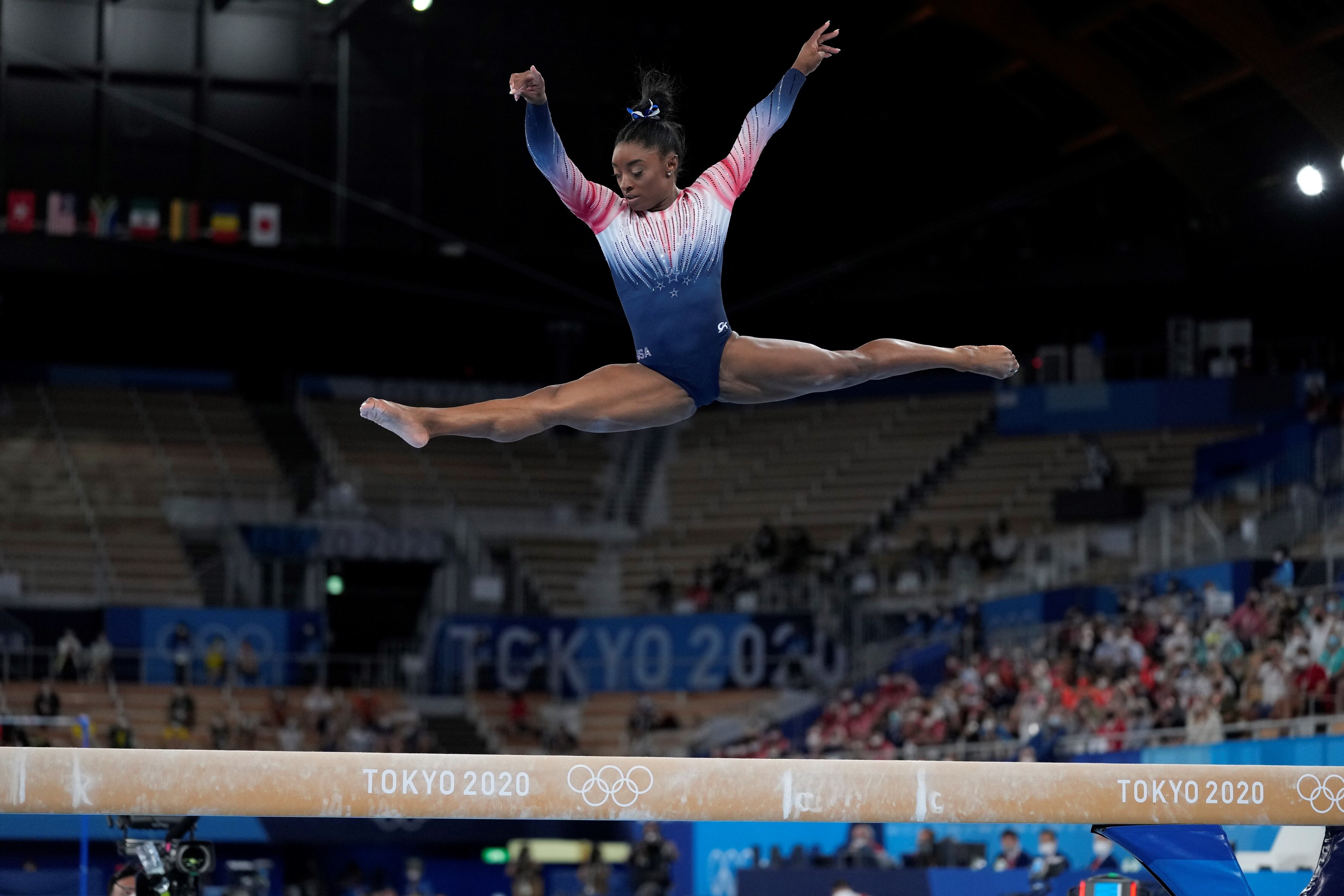 Simone Bile se quedó con el bronce en el ejercicio de viga.