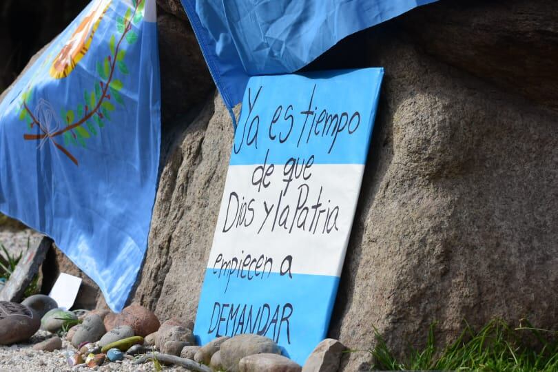 Un grupo de mendocinos se congregó en la Plaza San Martín y llevó piedras con los nombres de los fallecidos por la pandemia - Mariana Villa