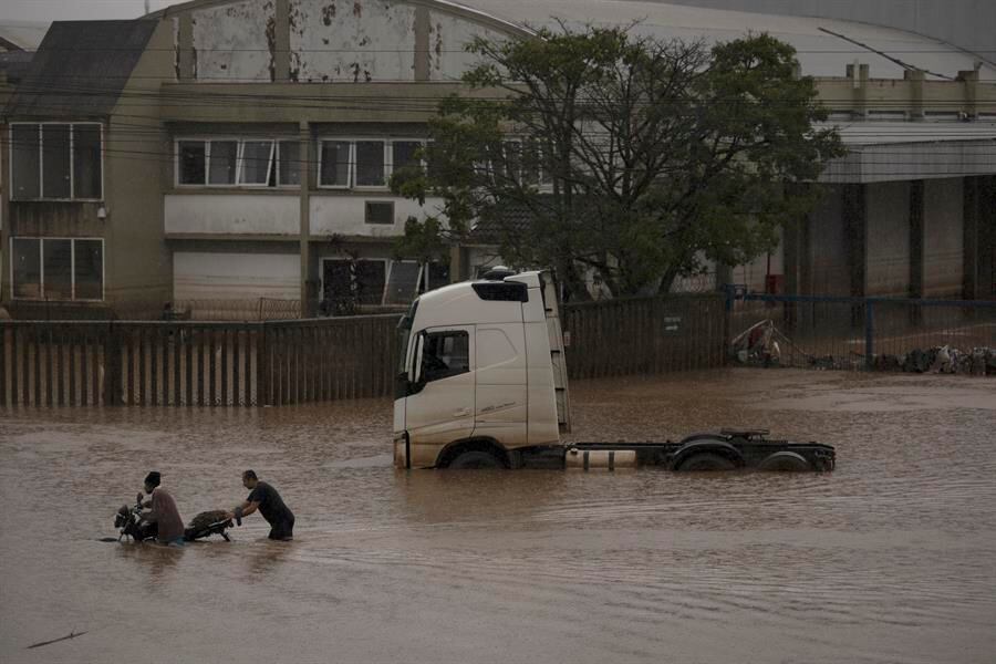 Hay hasta el momento 126 muertos y 141 personas desaparecidas por las inundaciones en Brasil.  EFE