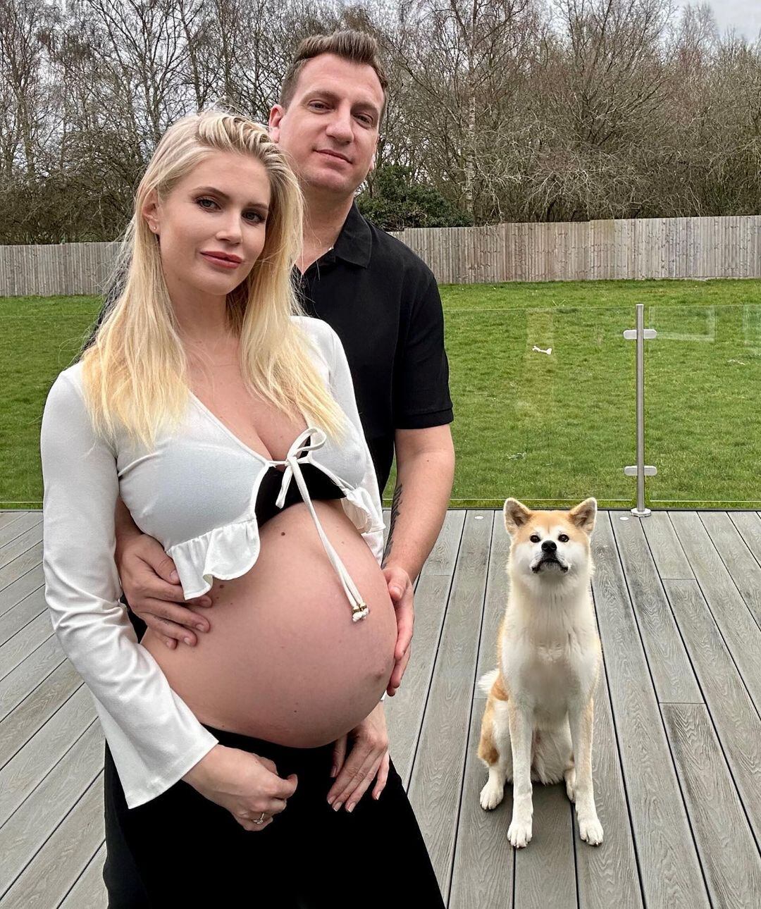 Daniela luciendo orgullosa su panza junto al exfutbolista argentino, Maxi López. Foto: Redes.