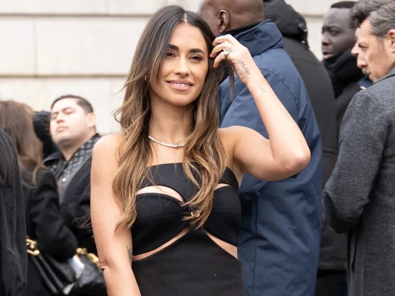 Antonela Roccuzzo fue parte de la semana de la moda en París.