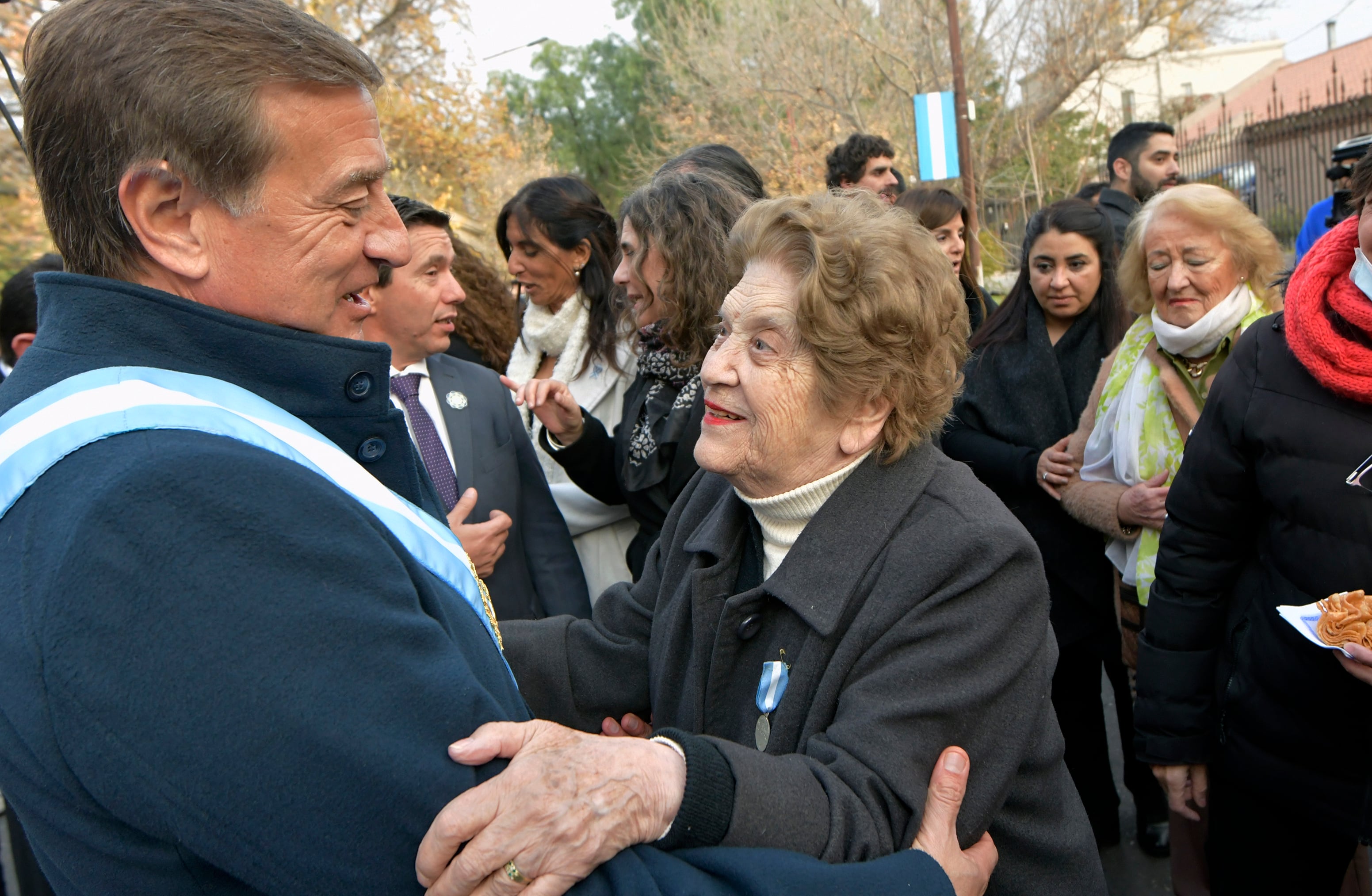 Toque el Diana en el marco del 25 de mayo se realizó en la residencia de los gobernadores en en La Puntilla, Luján de Cuyo. 
El gobernador Rodolfo Suarez y parte de su gabinete participaron del acto patrio, junto a la la banda de la Policía de Mendoza interpretó el Himno Nacional Argentino. 

No faltaron los pastelitos, chocolate y las tortas fritas
Foto: Orlando Pelichotti / Los Andes