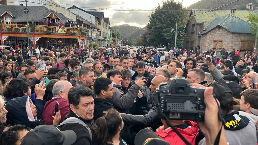 Milei en una recorrida por San Martín de los Andes, Neuquén (Foto: La Voz)