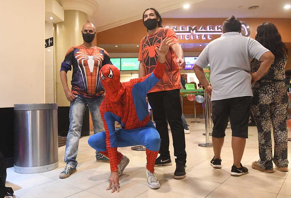 Los fans en el cine Cinemark  Mendoza para ver la película Spider- Man , sin camino a casa.