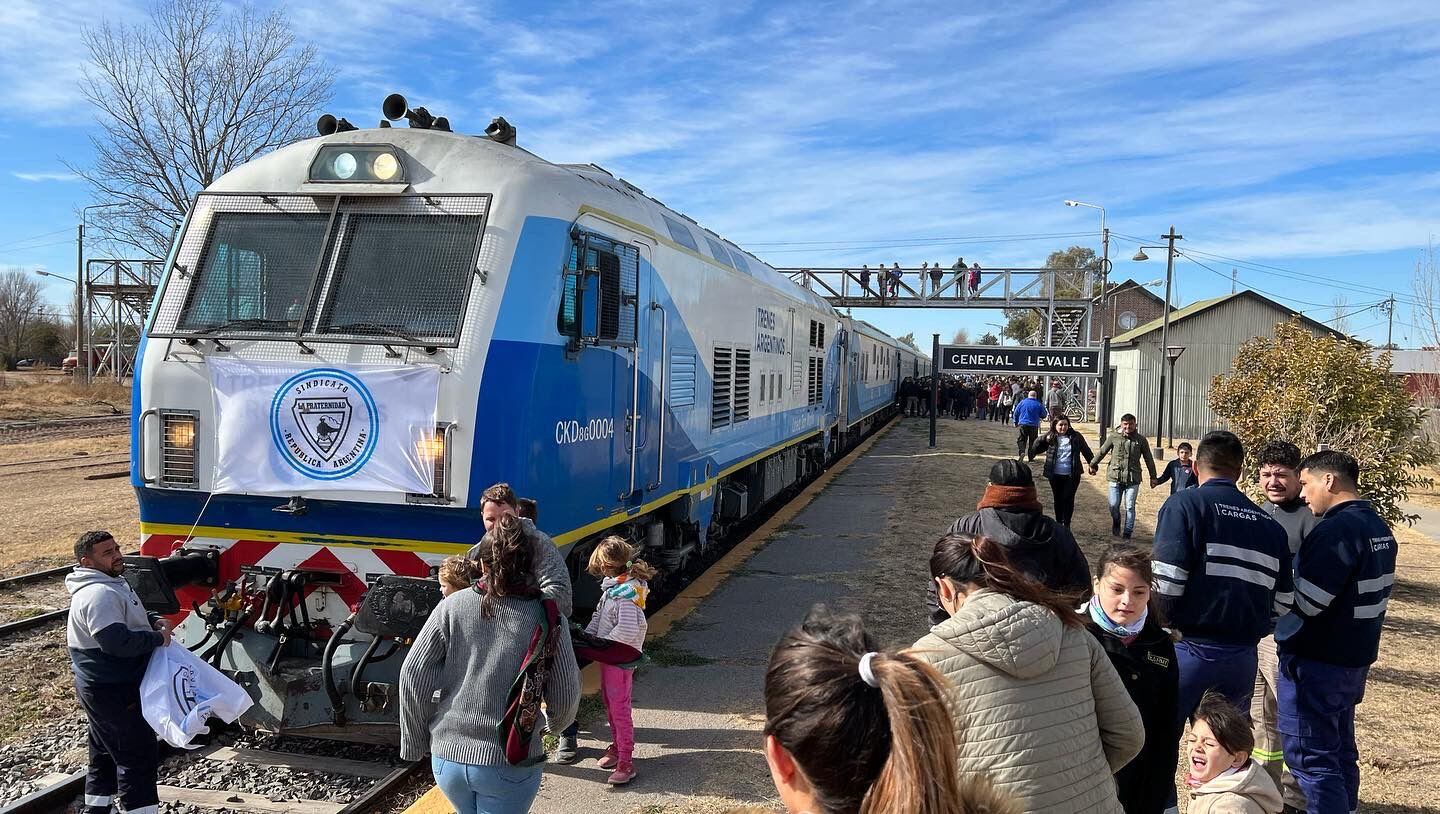 El tren de pasajeros llegó a 400 km de Mendoza: así se vivió el día de fiesta y el sueño de la vuelta. Foto: Gentileza Pablo Anglat.